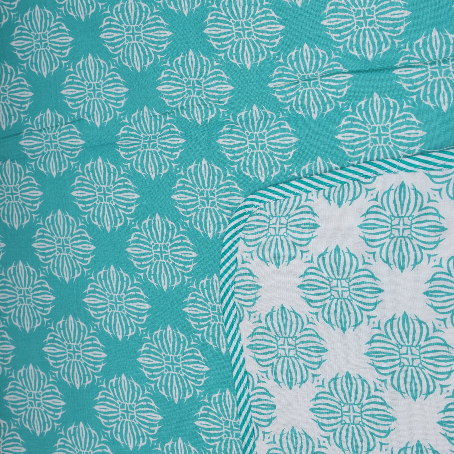 PREMIUM ORGANIC COTTON REVERSIBLE DOHAR - THREE-LAYERED SANGANERI AND GEOMETRIC PATTERN WITH TURQUOSE GREEN HUE AND INSULATING MICROFIBRE FOR ALL-WEATHER COMFORT