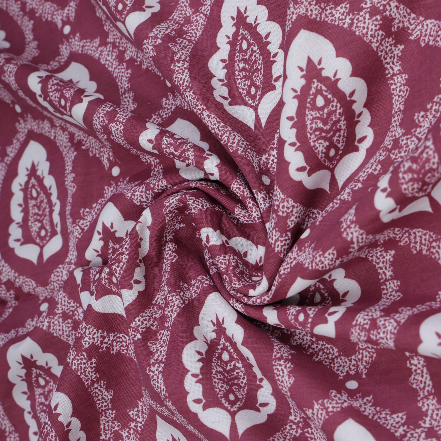 PREMIUM ORGANIC COTTON REVERSIBLE DOHAR - THREE-LAYERED SANGANERI AND GEOMETRIC PATTERN WITH ROYAL FANDANGO HUE AND INSULATING MICROFIBRE FOR ALL-WEATHER COMFORT .